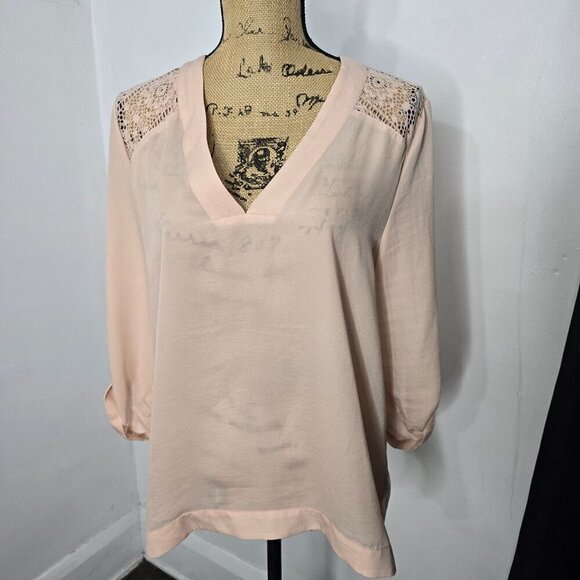 NWT Express Pale Pink Lace Cut Out Shoulder V-neck Blouse Medium - Picture 7 of 8